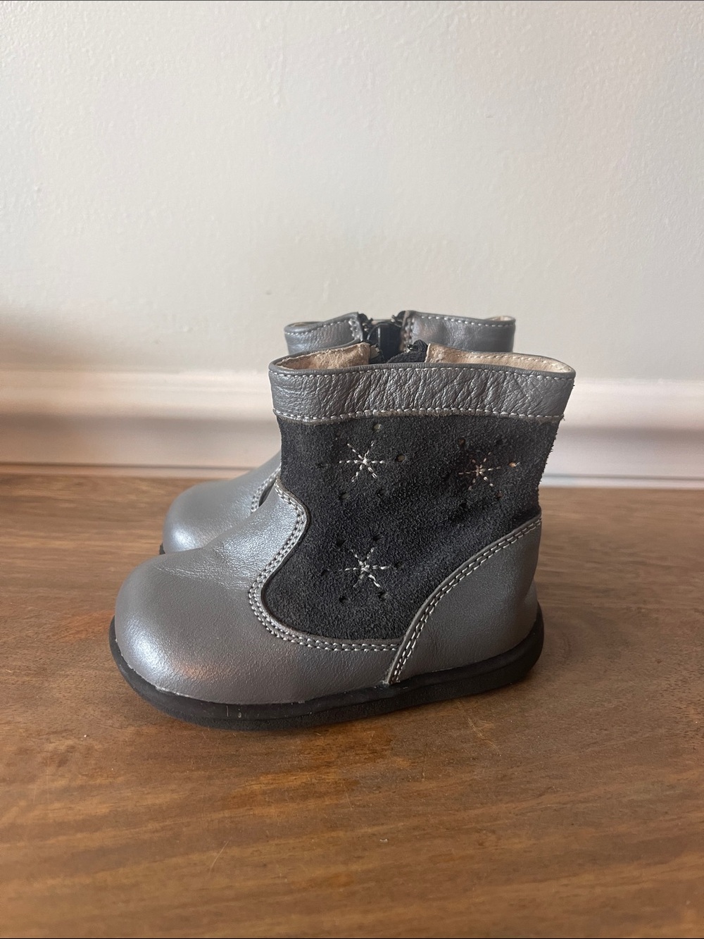 See Kai Run Silver and Black Star Accent Boots Size 4
